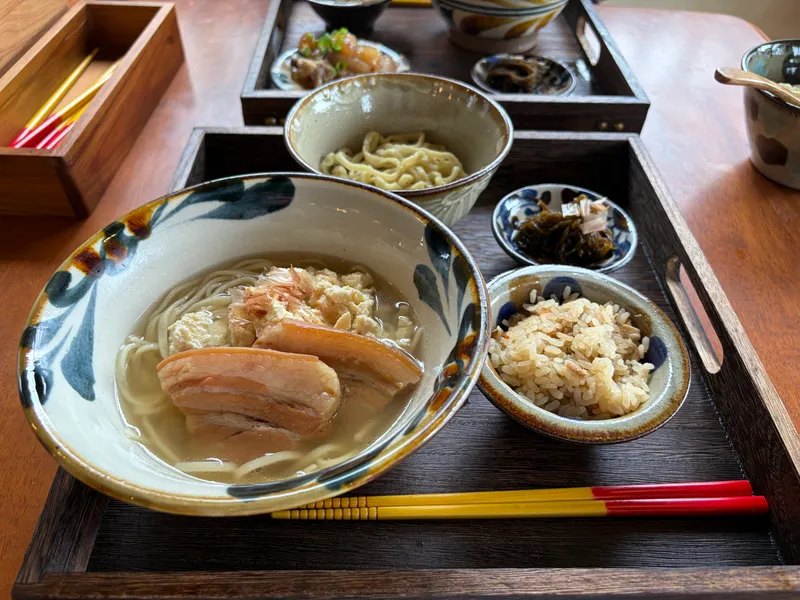 沖縄そばを中心に、
一緒に楽しみたい味を。